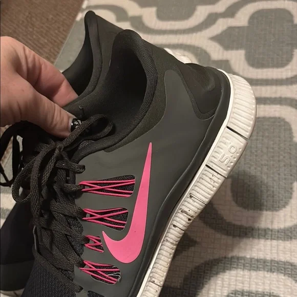 Nike Women's Black and Pink Running Shoes - Picture 4 of 9